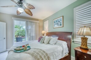 2 bedrooms, iron/ironing board, Internet, bed sheets - Hawaiian condo with WiFi, shared pool & hot tub - close to golf, beach (Princeville)