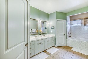 Hair dryer, towels - Hawaiian condo with WiFi, shared pool & hot tub - close to golf, beach (Princeville)