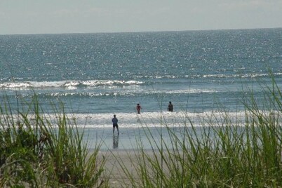 Condo with free WiFi and ocean/lighthouse views - dogs welcome