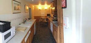 Cosy 3 Bedroom Detached House West Finchley | Private kitchen