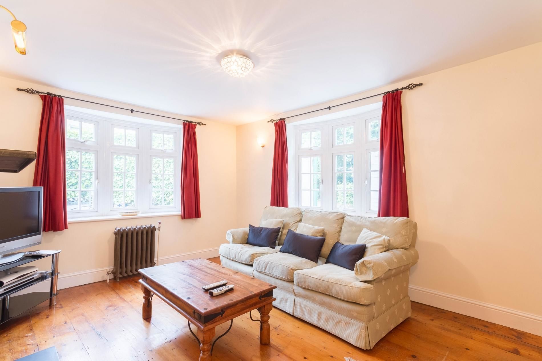 Cosy 3 Bedroom Detached House West Finchley | Living area