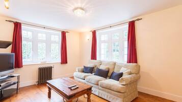 Cosy 3 Bedroom Detached House West Finchley | Living area
