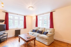 Cosy 3 Bedroom Detached House West Finchley | Khu phòng khách