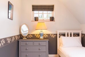 Cosy 3 Bedroom Detached House West Finchley | 2 bedrooms, iron/ironing board - HOLIDAY HOME OF THE MONTH Finchley Sleeps 4 (London)