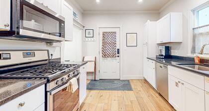 Viehättävä keskustakoti lähellä ravintoloita ja puistoja, sähköajoneuvolaturi!