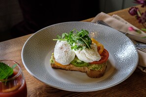 Frühstück (15 GBP pro Person)