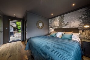 Escritorio, tabla de planchar con plancha, cunas y ropa de cama 