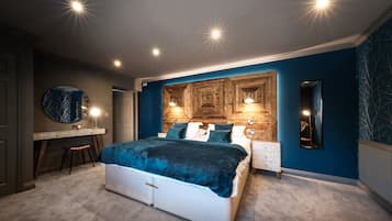 Un dormitorio con una cama grande, un escritorio y un espejo.