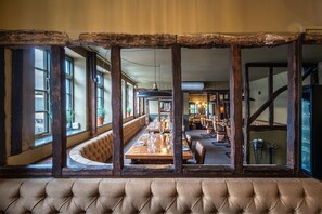 朝食、ランチ、ディナーに営業 (イギリス料理)