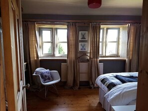 2 عدّة غرف نوم ومكواة/لوح كي وأسرّة أطفال/رضّع (مجانًا) وواي فاي مجانًا