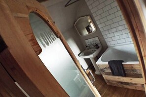 Cottage, 2 Bedrooms | Bathroom | Combined shower/tub, hair dryer, towels