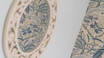 Primer plano de un espejo decorativo con un marco ornamentado y un diseño floral.