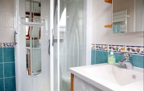 Double or Twin Room (Green Room) | Bilik Mandi | Pancuran mandi, pengering rambut, tuala disediakan 