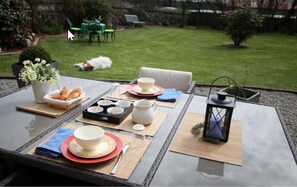 Desayuno con opciones de la cocina local incluido todos los días 
