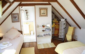 Phòng đôi hoặc 2 giường đơn (Yellow Room) | Trang trí khác biệt, trang bị nội thất với thiết kế riêng biệt 
