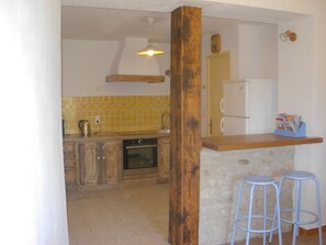 Appartement (Verveine ) | Cuisine privée | Réfrigérateur, micro-ondes, four, cafetière/bouilloire