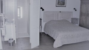 A bedroom with a bed, a nightstand, a dresser, and a window. - Mas Las Vitalis (L'Isle-sur-la-Sorgue)