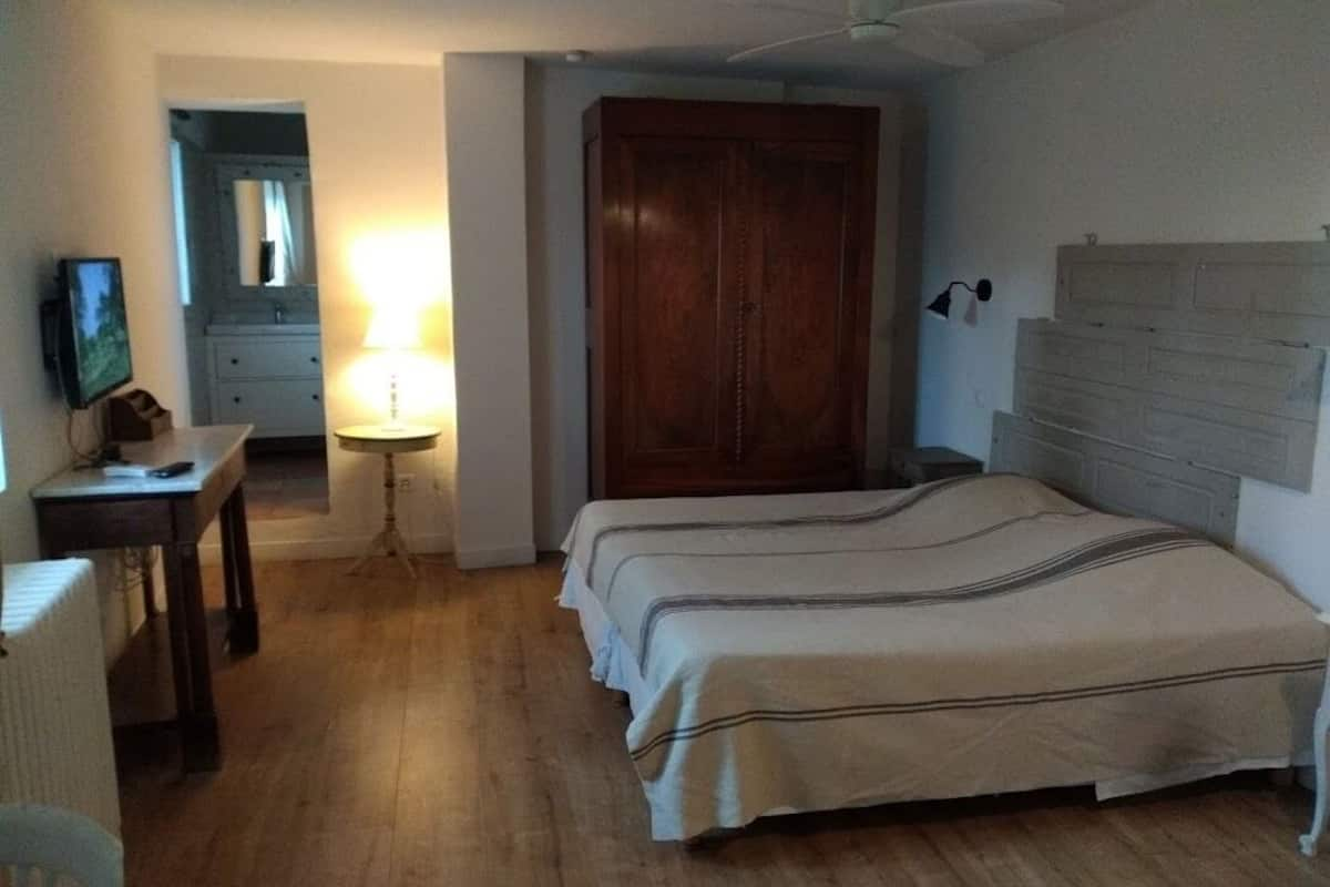 Apartment (Rabassier) | Soundproofing, iron/ironing board, free WiFi, bed sheets