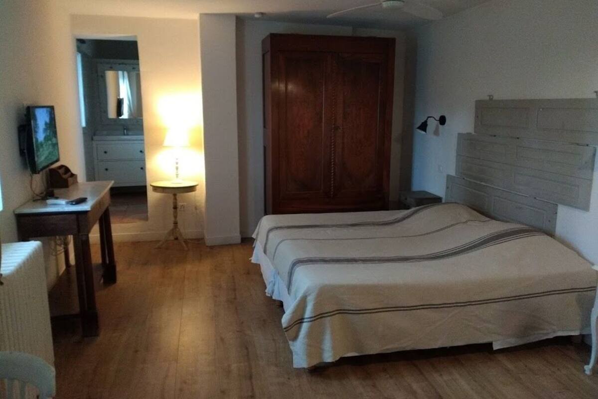 Apartment (Rabassier) | Soundproofing, iron/ironing board, free WiFi, bed sheets