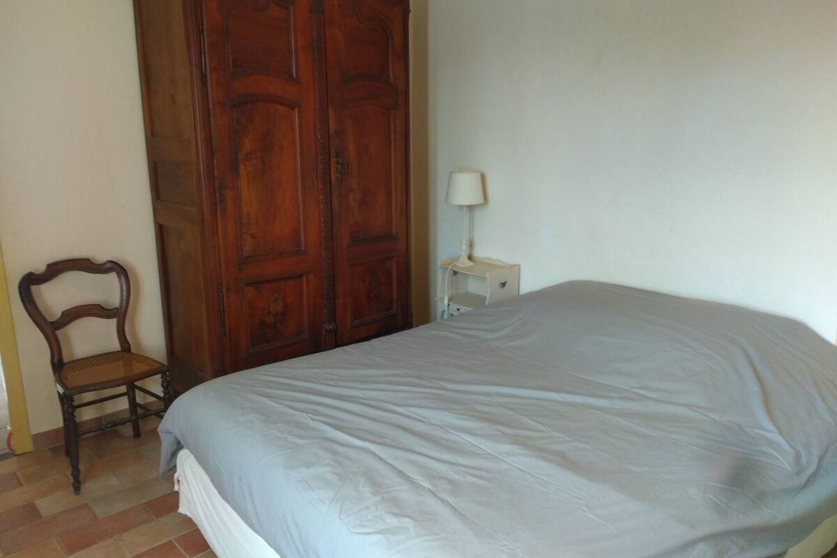 Apartment (Verveine ) | Soundproofing, iron/ironing board, free WiFi, bed sheets