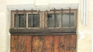 A wooden door with a metal latch and a window above it. - Mas Las Vitalis (L'Isle-sur-la-Sorgue)