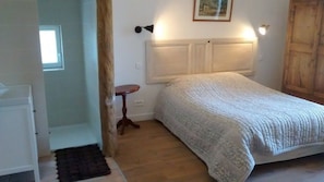 Chambre double | Système d’insonorisation, fer et planche à repasser