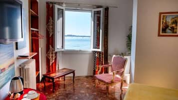 Panoramic-Doppelzimmer, 1 Queen-Bett, Meerblick, auf dem Wassser | Individuell dekoriert, schallisolierte Zimmer, Bügeleisen/Bügelbrett