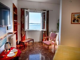 Quarto casal panorâmico, 1 cama Queen, vista para o mar, sobre a água | Quartos à prova de som, ferros/tábuas de passar roupa, Wi-Fi de cortesia