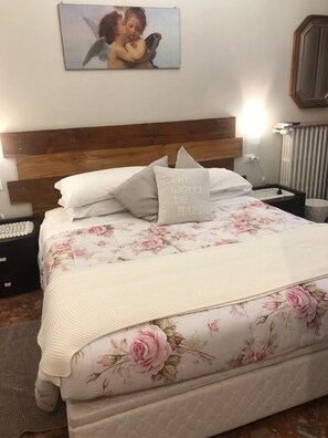 Habitació doble estàndard, 1 llit de matrimoni, vistes parcials al mar, zona enjardinada | Decoració individual i habitacions insonoritzades 
