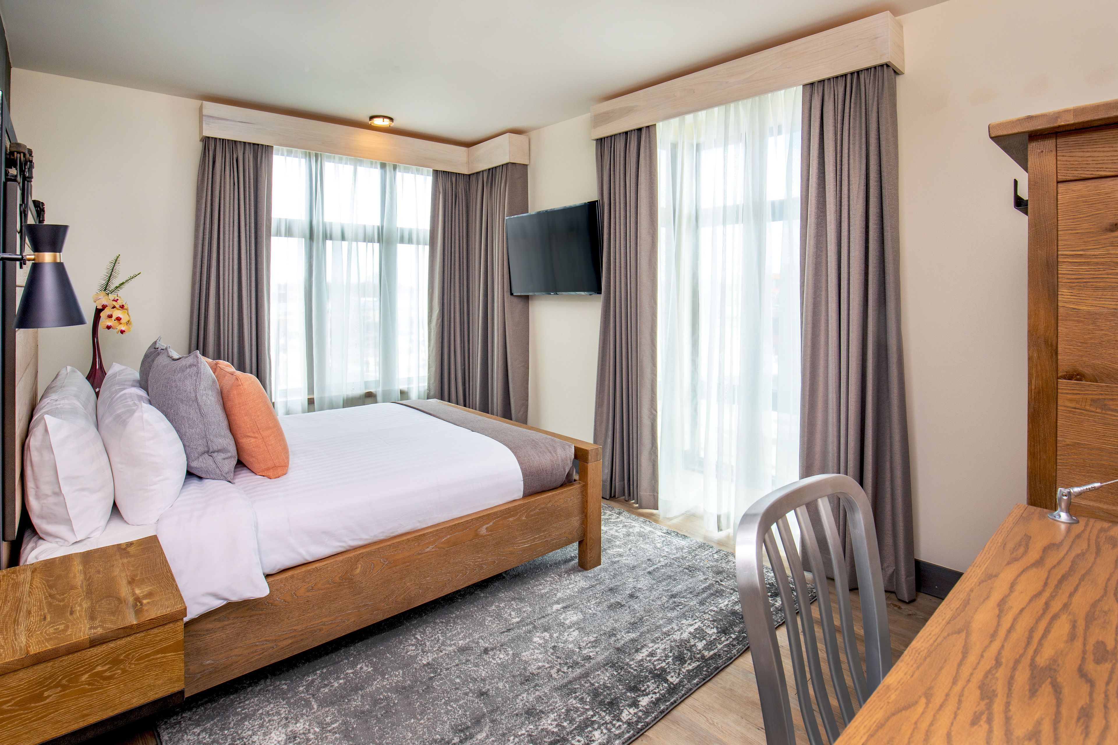 standard room, 1 queen bed, non smoking | 1 bedroom, pillow-top beds, in-room safe, iron/ironing board