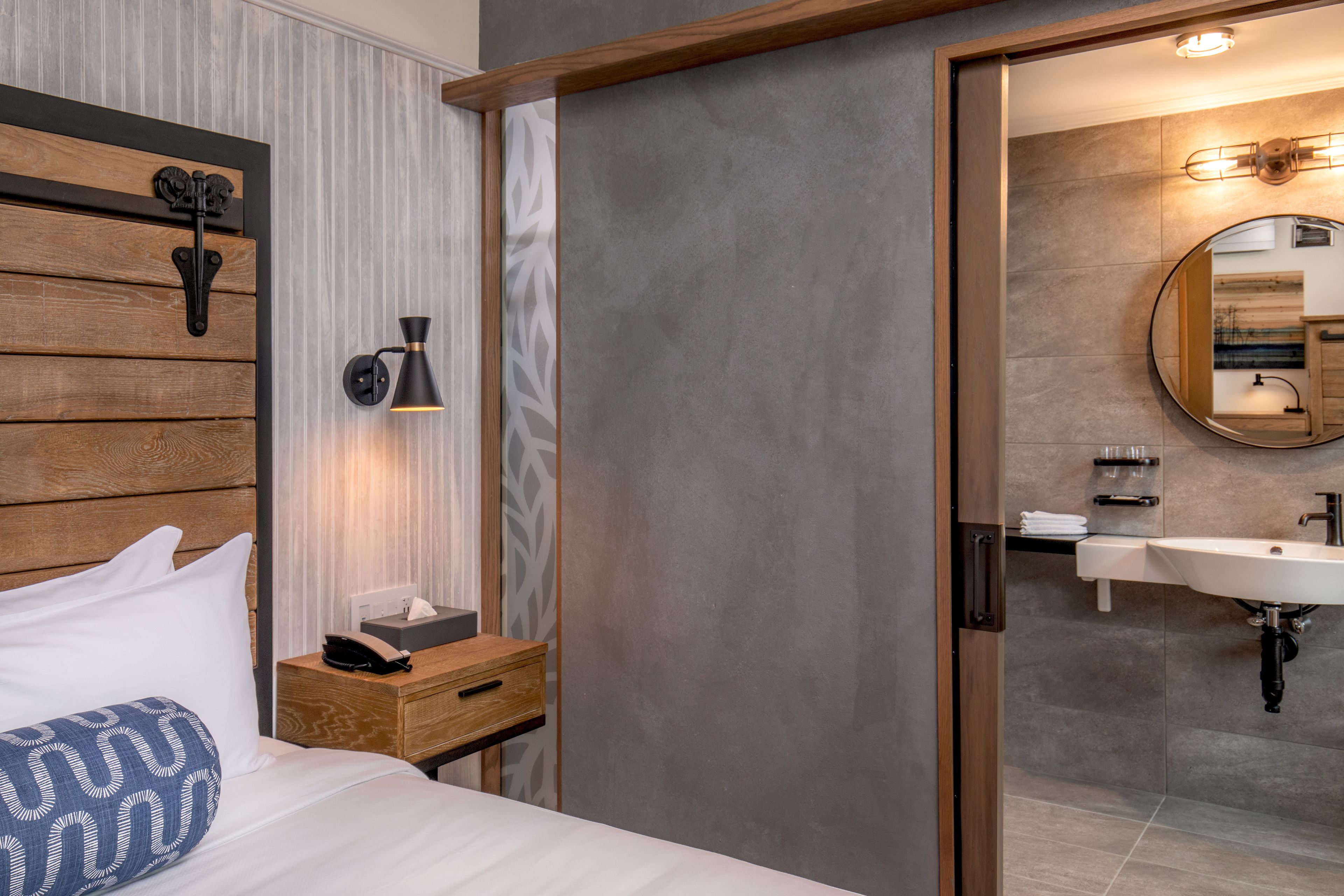 standard room, 1 queen bed, non smoking | 1 bedroom, pillow-top beds, in-room safe, iron/ironing board