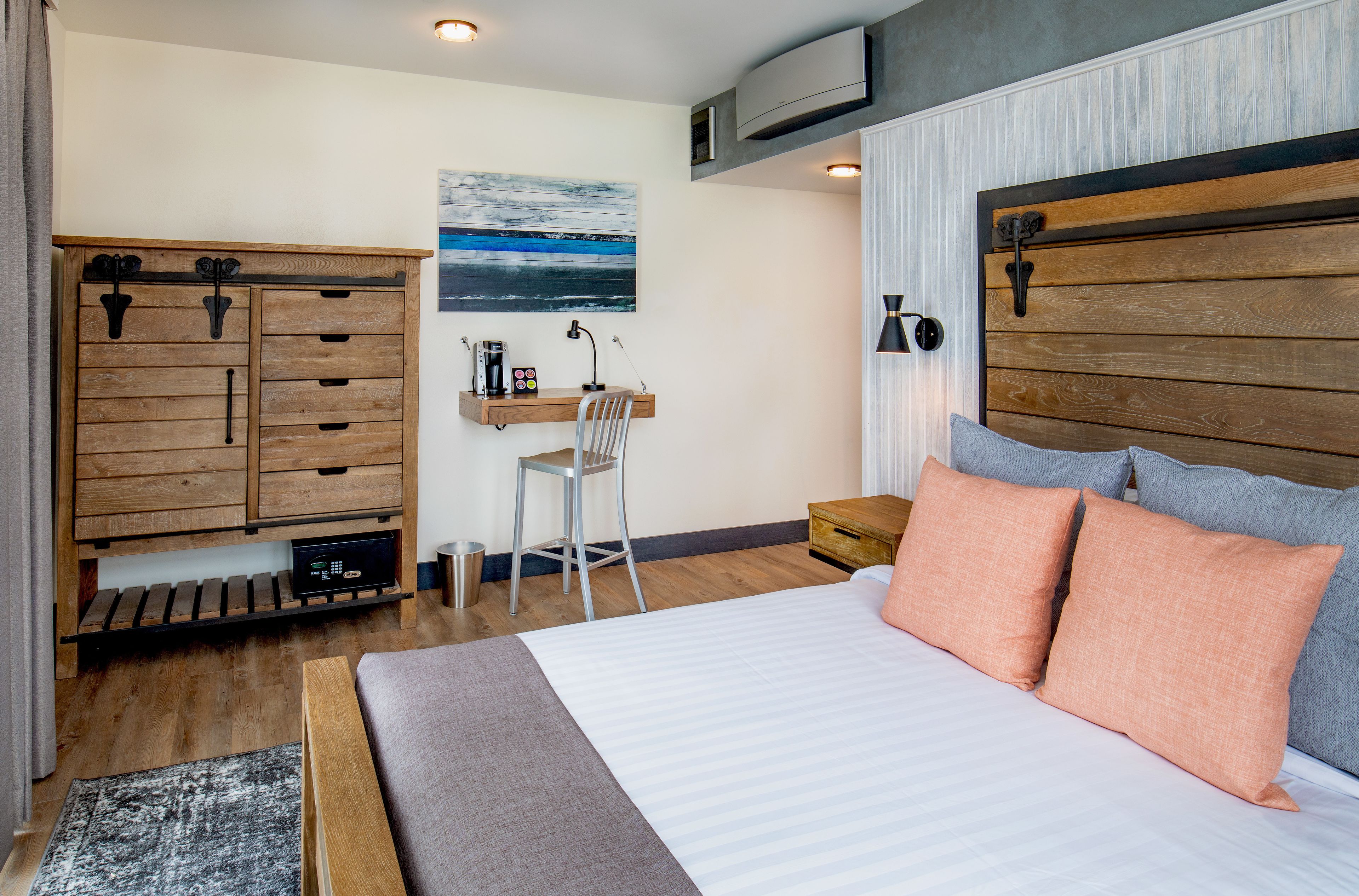 standard room, 1 queen bed, non smoking | 1 bedroom, pillow-top beds, in-room safe, iron/ironing board