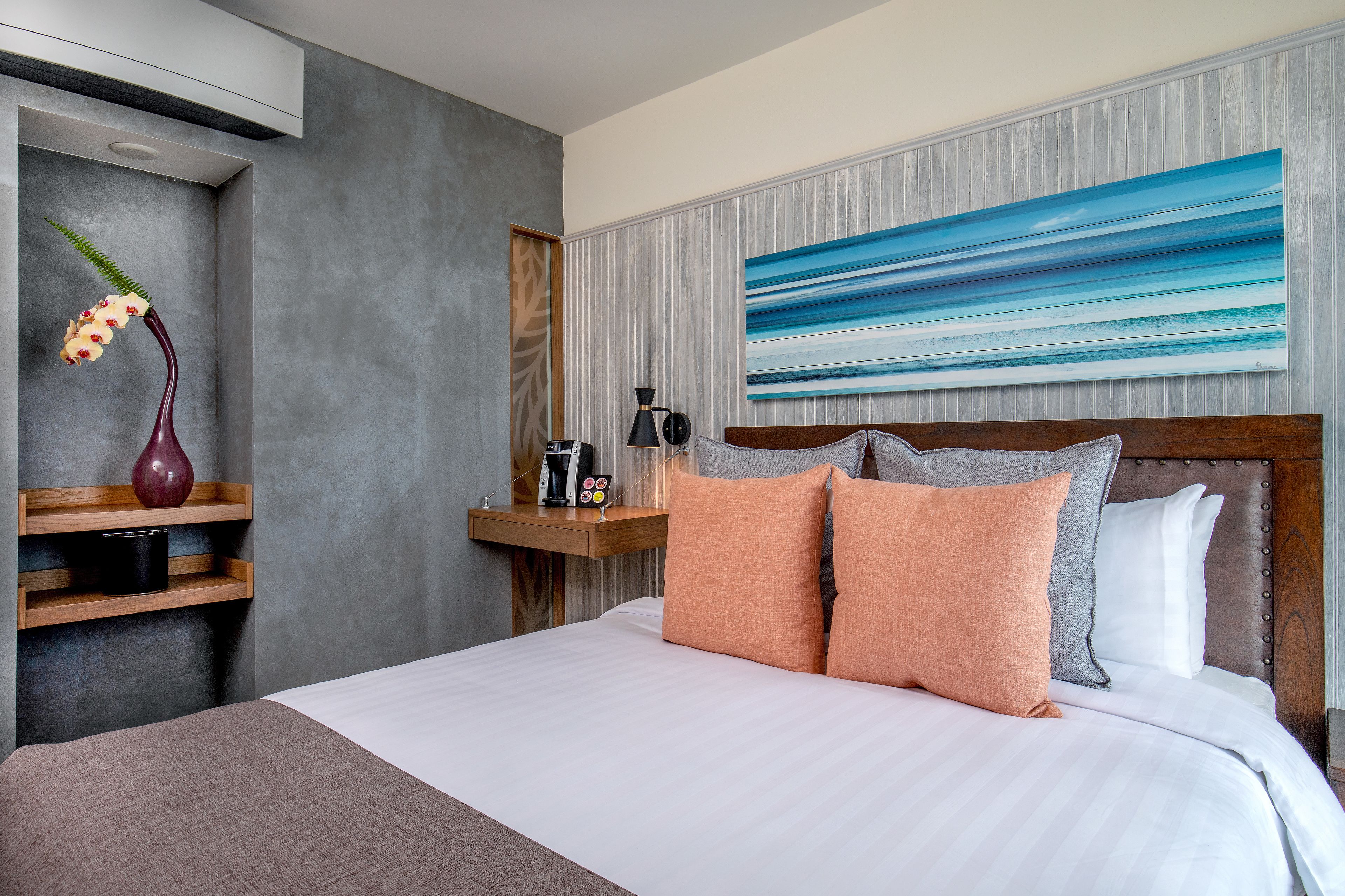 mini room, 1 queen bed, non smoking | 1 bedroom, pillow-top beds, in-room safe, iron/ironing board