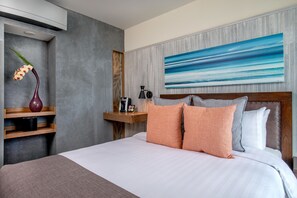 Mini Room, 1 Queen Bed, Non Smoking | 1 soverom, senger med overmadrass, safe på rommet og strykejern/-brett