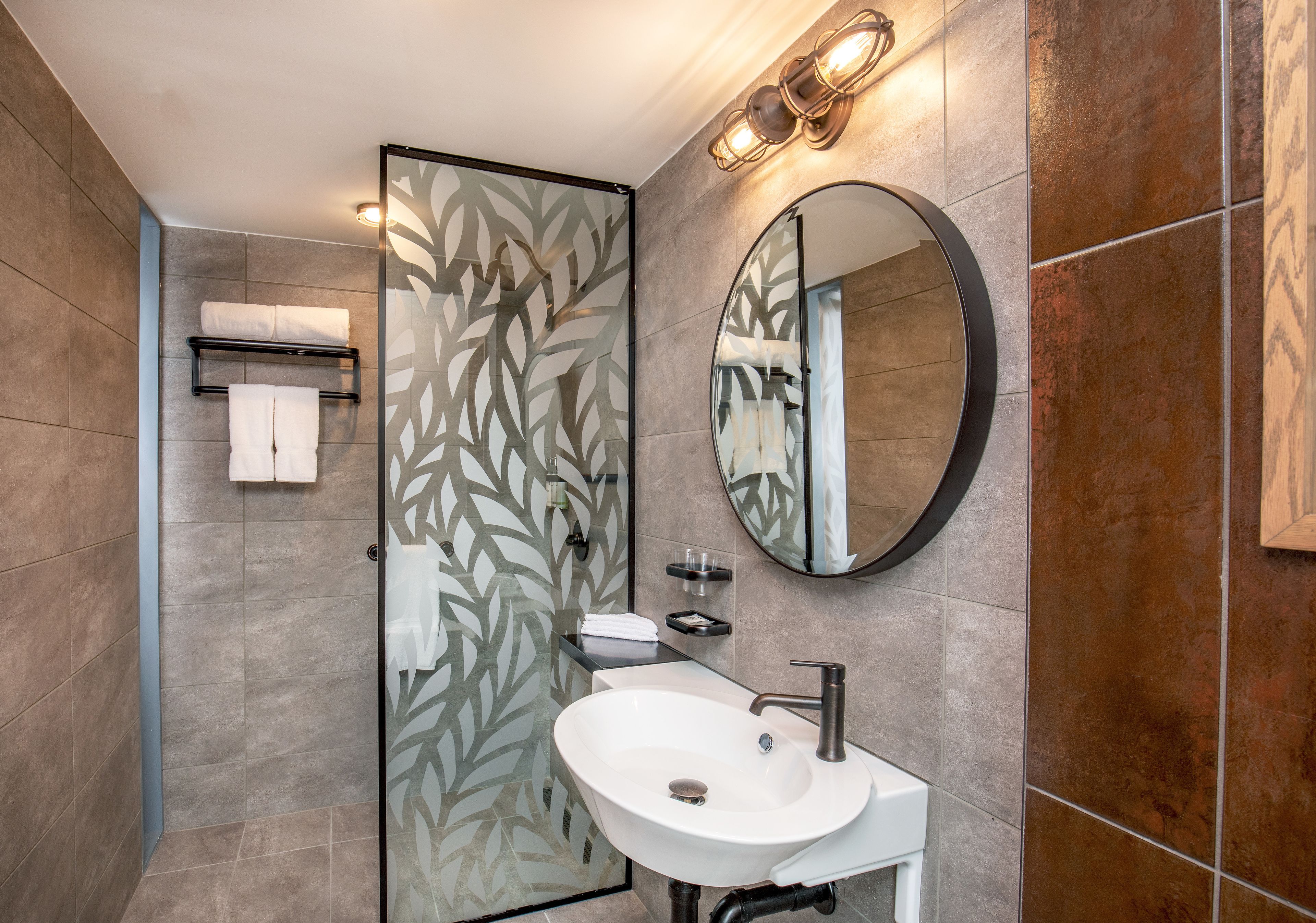 standard room, 1 queen bed, non smoking | bathroom | shower, designer toiletries, hair dryer, towels