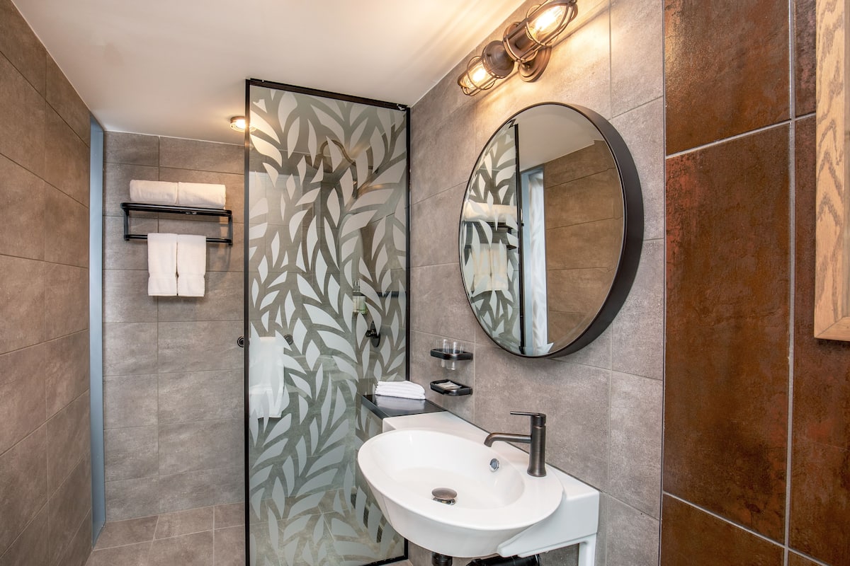 standard room, 1 queen bed, non smoking | bathroom | shower, designer toiletries, hair dryer, towels