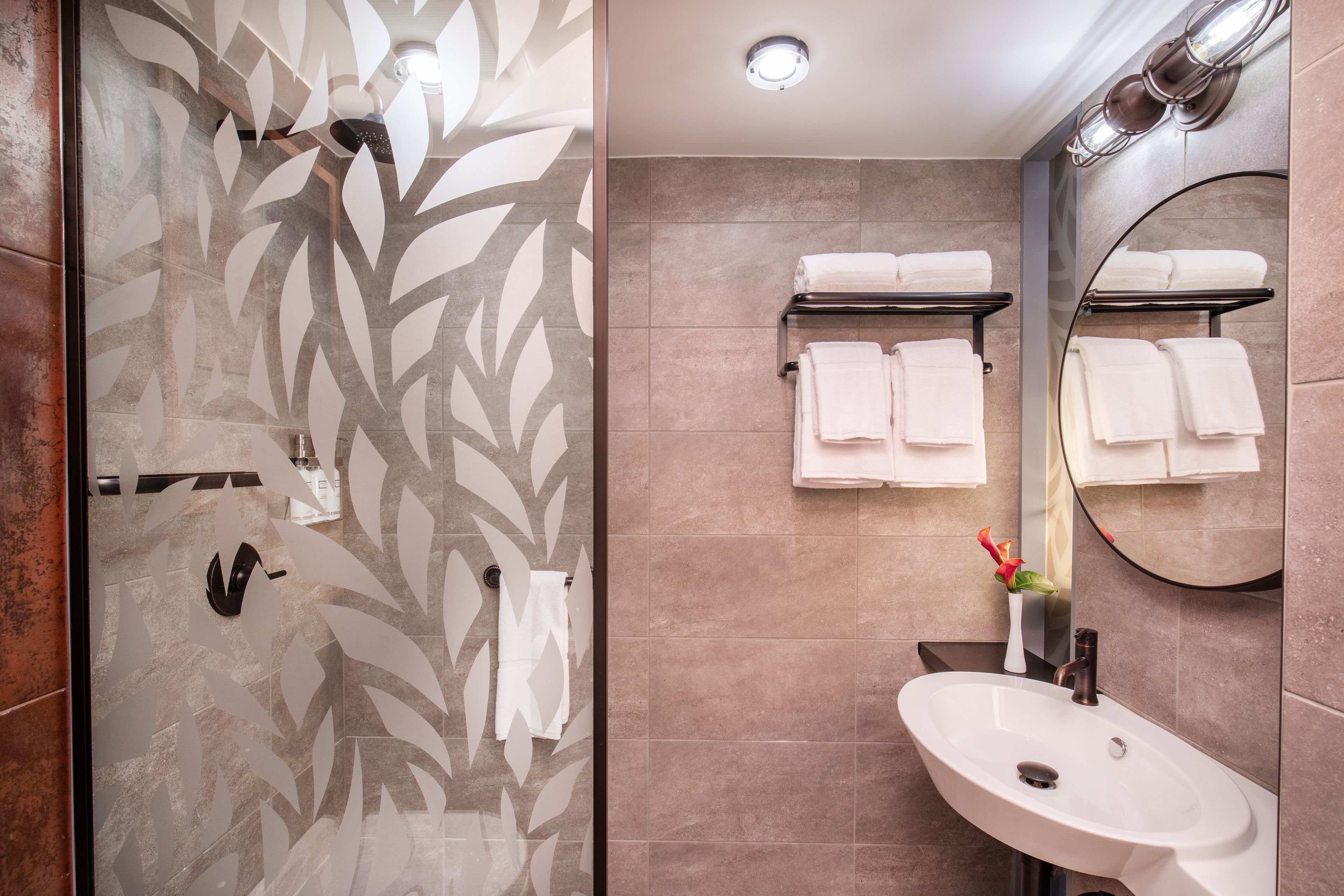 mini room, 1 queen bed, non smoking | bathroom | shower, designer toiletries, hair dryer, towels