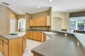 House | Private kitchen | Fridge, microwave, oven, stovetop - Executive Home with Heated Pool and Spa Holiday home 6 (Tampa)