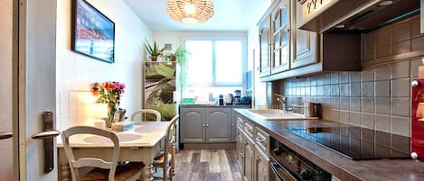 Full-size fridge, microwave, oven, stovetop
