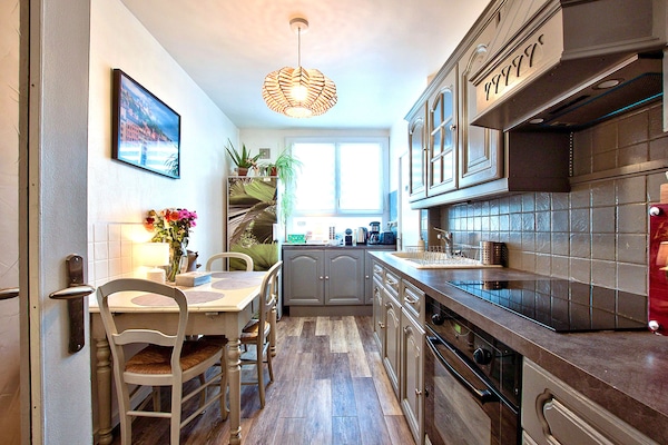 Full-size fridge, microwave, oven, stovetop