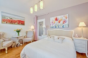 Double Room (La Romance) | Premium bedding, individually decorated, individually furnished, desk - NATURALBNB (Villeurbanne)