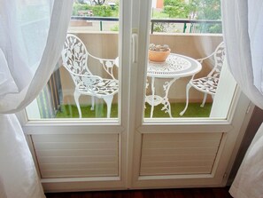 Double Room (La Romance) | Balcony view - NATURALBNB (Villeurbanne)