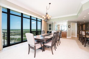 Apartment, Mehrere Betten (Phoenix West 1001) | Essbereich im Zimmer