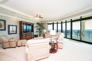 Apartment, Mehrere Betten (Phoenix West 1001) | Wohnbereich