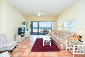 Apartment, Mehrere Betten (The Palms Unit 202) | Wohnbereich | 32-Zoll-Flachbildfernseher mit Kabelempfang, Fernseher