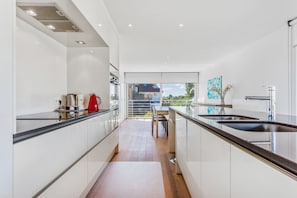 Apartment, 4 Bedrooms, Terrace | Private kitchen | Fridge, microwave, oven, stovetop - Zeegerucht Duplex (Koksijde)