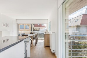 Appartement, 4 chambres, terrasse | Repas dans la chambre