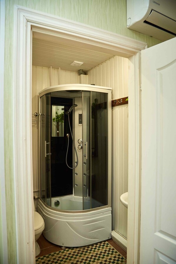 Habitación doble clásica | Baño | Regadera, amenidades de baño gratuitas, toallas