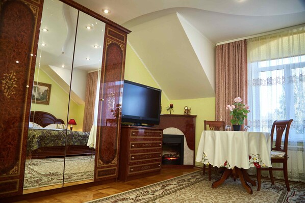 Suite | Egyptian cotton sheets, minibar, in-room safe, desk - Vip Hotel (Klin)