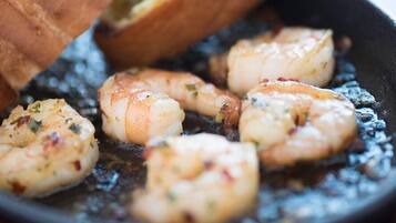 Una sartén con camarones que se cocinan.
